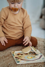 Afbeelding in Gallery-weergave laden, Small foot vergrendelingen en sloten Motorisch activiteitenbord "Safari"