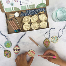 Afbeelding in Gallery-weergave laden, Cotton Twist Schilder je eigen kerstballen knutselset