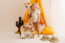 Afbeelding in Gallery-weergave laden, Foxy Family Giraffe Activiteitenbord