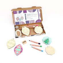 Afbeelding in Gallery-weergave laden, Cotton Twist Schilder je eigen glitter kerstballen knutselset