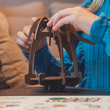 Afbeelding in Gallery-weergave laden, Kidiyo Avonturenbox: Boek, Speurkaart & Bouwpakket Eekhoorn Voederbakje