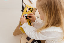 Afbeelding in Gallery-weergave laden, Foxy Family Henry de Koala Activiteitenbord
