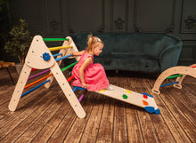 Afbeelding in Gallery-weergave laden, Wood & Hearts Klimdriehoek met glijbaan en klimwand - Naturel met regenboog