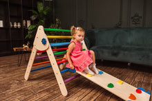 Afbeelding in Gallery-weergave laden, Wood & Hearts Klimdriehoek met glijbaan en klimwand - Naturel met regenboog