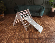 Afbeelding in Gallery-weergave laden, Wood & Hearts Klimdriehoek met glijbaan en klimwand - Grijs met pastel