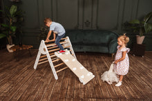 Afbeelding in Gallery-weergave laden, Wood & Hearts Klimdriehoek met glijbaan en klimwand - Naturel met wit