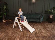 Afbeelding in Gallery-weergave laden, Wood & Hearts Klimdriehoek met glijbaan en klimwand - Naturel met wit