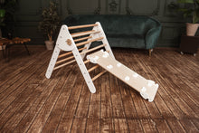 Afbeelding in Gallery-weergave laden, Wood & Hearts Klimdriehoek met glijbaan en klimwand - Naturel met wit
