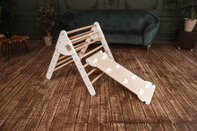 Afbeelding in Gallery-weergave laden, Wood & Hearts Klimdriehoek met glijbaan en klimwand - Naturel met wit