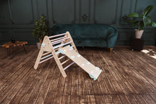 Afbeelding in Gallery-weergave laden, Wood & Hearts Klimdriehoek met glijbaan en klimwand - Naturel met pastel