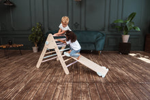 Afbeelding in Gallery-weergave laden, Wood & Hearts Klimdriehoek met glijbaan en klimwand - Naturel met pastel