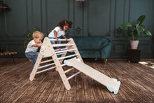 Afbeelding in Gallery-weergave laden, Wood & Hearts Klimdriehoek met glijbaan en klimwand - Naturel met pastel
