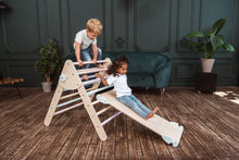 Afbeelding in Gallery-weergave laden, Wood & Hearts Klimdriehoek met glijbaan en klimwand - Naturel met pastel