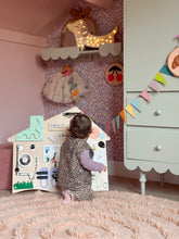 Afbeelding in Gallery-weergave laden, Foxy Family Activiteitenbord Huis Pastel