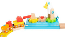 Afbeelding in Gallery-weergave laden, Small Foot houten vrachttrein set hijskraan van dichtbij