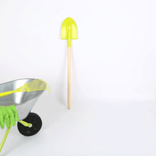 Afbeelding in Gallery-weergave laden, Small Foot Kruiwagen met tuingereedschap