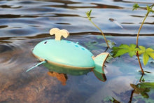 Afbeelding in Gallery-weergave laden, Small Foot houten opwind walvis - in het water