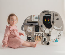 Afbeelding in Gallery-weergave laden, Foxy Family Kostek de Olifant Activiteitenbord