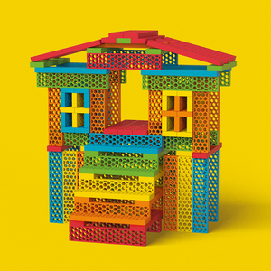 Bioblo kleurrijk huisje met gele achtergrond
