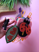 Afbeelding in Gallery-weergave laden, Nazarenko Lieveheersbeestje activiteitenboek