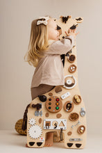 Afbeelding in Gallery-weergave laden, Foxy Family Giraffe Activiteitenbord
