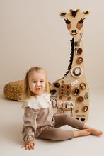 Afbeelding in Gallery-weergave laden, Foxy Family Giraffe Activiteitenbord
