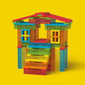KLeurrijk huisje gemaakt met de duurzame bouwstenen van Bioblo Hello Box Regenboog Mix