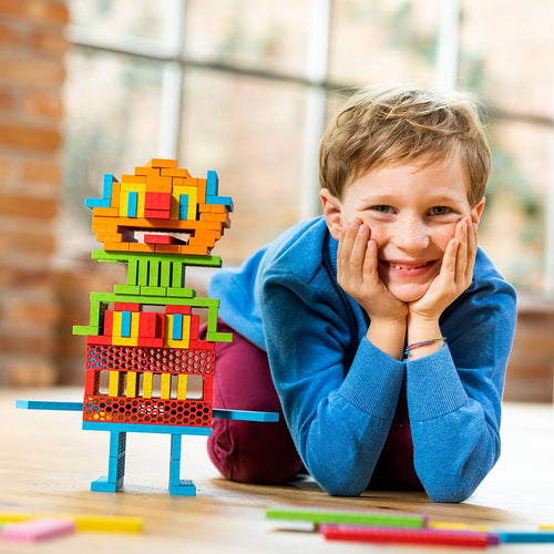 Bioblo - kind heeft een kleurrijk figuur gemaakt met duurzame bouwstenen van Bioblo